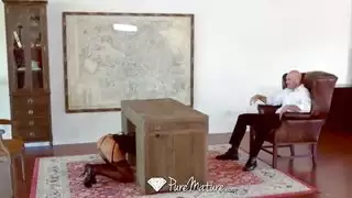تدفع الإلهة كيمبرلي الديك في عمق حلقها