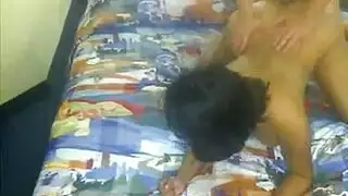 صديقة الأخت تضاجع شقيقها بينما يشاهد أبيها