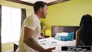امرأة تمارس الجنس مع عشيق ابنتها