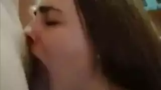 جميلة في سن المراهقة مارس الجنس في غرفة المعيشة