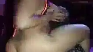 مفلس ، امرأة سوداء في مزاج لصف الرقص مع رجل من الحي.