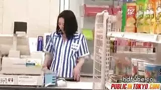 حصول امرأة سمراء غريب وتبول خلال الاصطمام الهرة مثليه