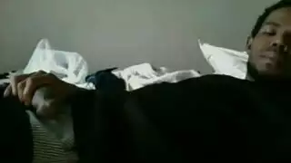 بيرسايوس ملقاة على الأريكة.