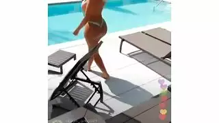 الفتيات السحاقيات يسبحن في الوحل الحار
