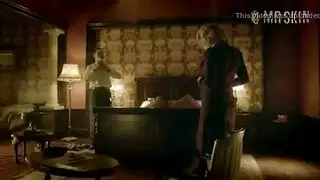 بريتني وهايلي سمولز لعق الهرات في الحوض.