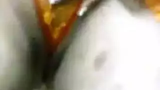 ام كيلوت اصفر تمسك الزب وتحطه فى كسها دمار