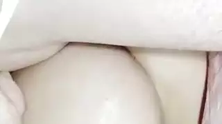 الشرموطة تتناك من طيزها