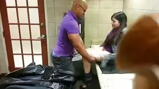 ينيكها في المرحاض بعدما احس برغبة النيك و الشهوة