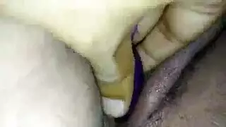 سمينة مربرة مرحومة من الزب تبعص كسها و ترتوي جنسيا