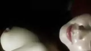 اثنين من الأطفال لطيفة الذهاب مثليه على بعضهم البعض.