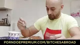 الكلبات مثير تقاسم بعض المشروبات.