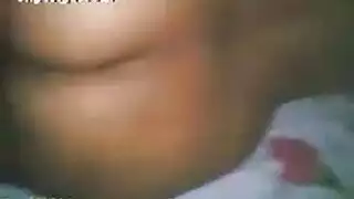 قرنية امرأة سمراء داكنة الشعر