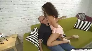 سيدة الشعر المجعد تريد ممارسة الجنس على الفور
