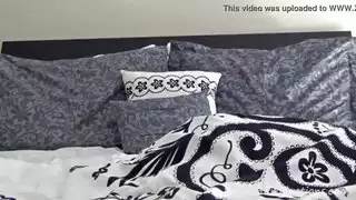 في هي أم قرنية لديها قرابة هجومية صغيرة مع ابنها المثير معلق