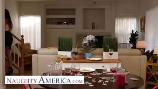 امرأة سمراء تحب الحصول على ألسنة كس
