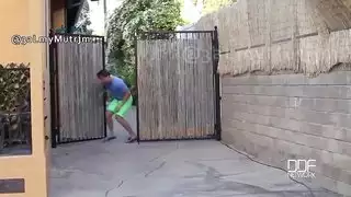 سكس مترجم التلصص على بنت الجيران الممحونة