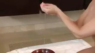 يتسلق الرجل بشكل جيد وجدي