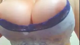 بزاز نار كبيرة لامراة تحب تلعب بصدرها و تعرضه باغراء