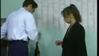 خبطت الآسيوية المشاغب أثناء فرك البظر.
