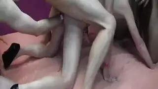يحصل في سن المراهقة وقحة على الحمار