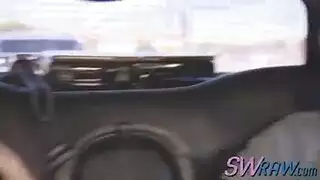 مفلس مقلاع فاتنة مارس الجنس في الحمار على الأريكة.