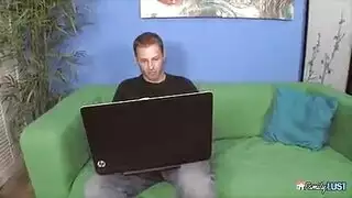 الشاب الممحون ينيك أخته الشقراء أم نظارات
