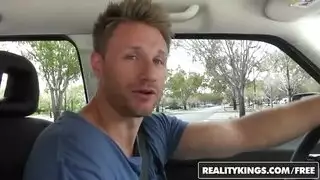 السيدة ذات الشعر الأشقر تحب ممارسة الجنس