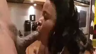 سمينة من الوزن الثقيل سمراء البشرة تتناك في كسها السمين