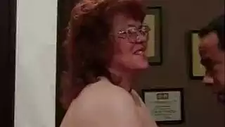 أحمر الشعر ناضجة مع ضخمة قذرة الثدي