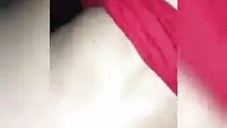 تخفيضات العسل الانقسام مع تخزين أسود مثير.