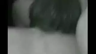 تحصل مارس الجنس زوجة ناضجة من قبل قطعة كبيرة من خادمة لها.