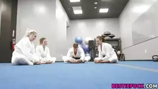 الرجل وفتاتين مارس الجنس من الصعب
