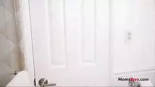 أمي رائعة وابنتها مارس الجنس.
