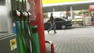 المراهقين في المرحاض يلعبون بالإصبع الشباب كس
