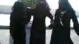خليجيات يرقصن في الشارع