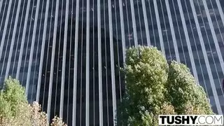 كلاهما يلمسان ألسنتهما عند الفتحة في المؤخرة
