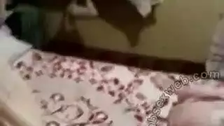 قرنية المتحولين جنسيا يائسة العداد اللعنة في المكتب.