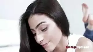 الاخت الصغيرة تحب ان يقذف اخوها بداخلها لبنه في كسها