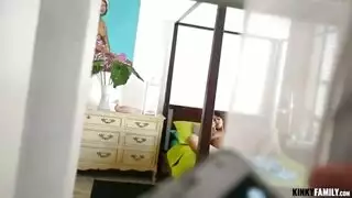 العائلة الشرموطة الأخ يبتنز أخته حتى تركب على زبه