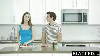 شقيقة في القانون أراد أن يجرب الديك الأسود الكبير.