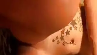 أقرن ناضجة مع حلمات مثقوبة.