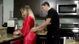 الأبناء الخطوة الساخنة في الجنس عن طريق الفم.