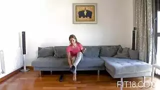 امرأة ناضجة تطلب من صبي أن يخترقها