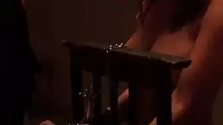 نجار طويل القامة يعمل على البنات والغبار