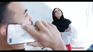 أجنبي يغتصب خادمة محجبة في شقته