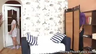 يجب أن تكون الشخص الذي يلمس حلماتها الجميلة