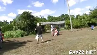 الرجال الكلية الحصول على المص من حوض السباحة