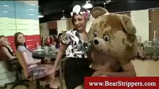 العروس الساخنة في فستان زهري ، الذهب الأبيض وحواء تحت الدش