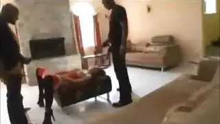 بعنف مترجم