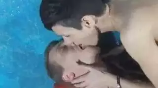 الفتيات نحيفات يحتسي مشروب خطير.
